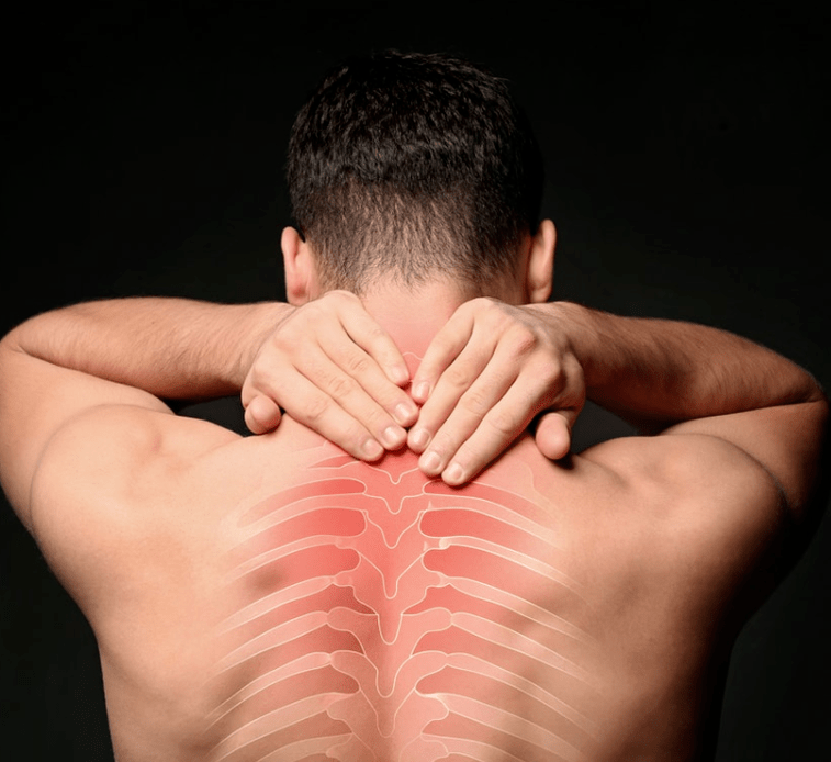 Vīrietis ir noraizējies par mugurkaula krūšu daļas osteohondrozi