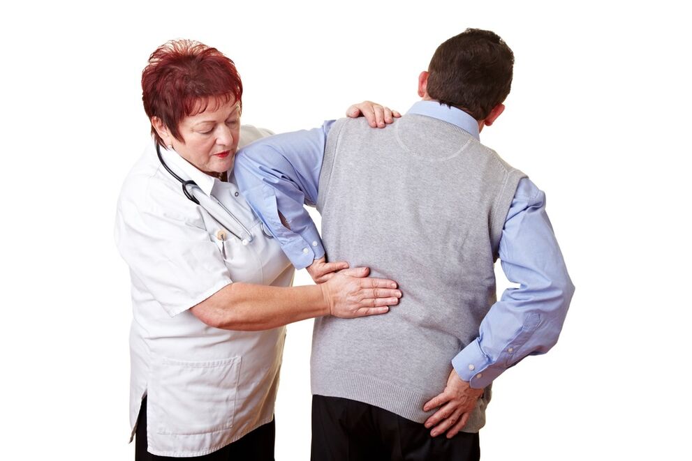ārsts pārbauda muguras sāpes
