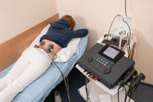 Elektroforēze tiek nozīmēts pacientiem, lai ārstētu muguras sāpes un iekaisuma procesa izkrišanu